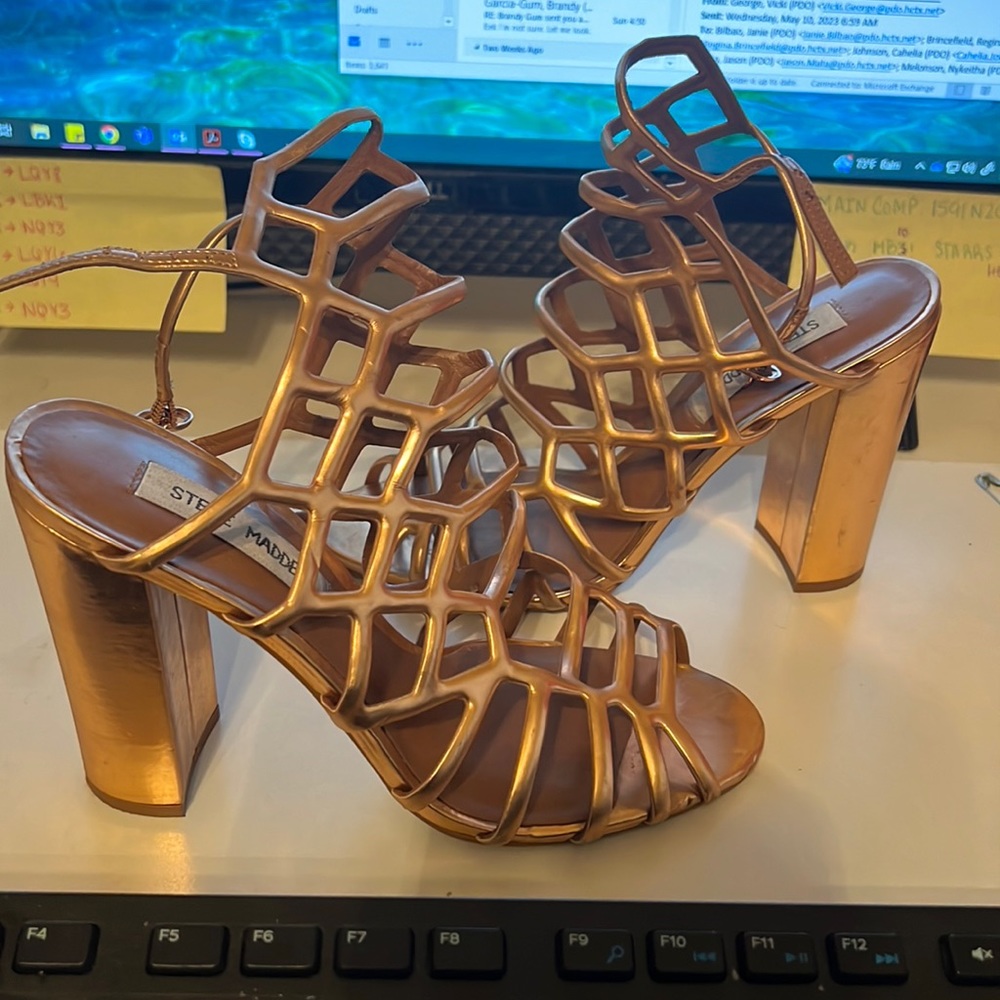 Rose gold Steve Madden block heel sandal. Size 7.5